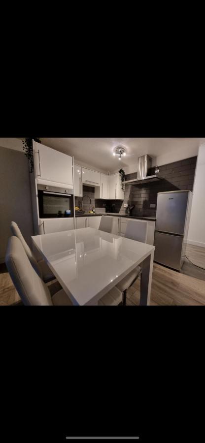 Modern 2 Bed Apartment & Free Parking Canterbury Buitenkant foto