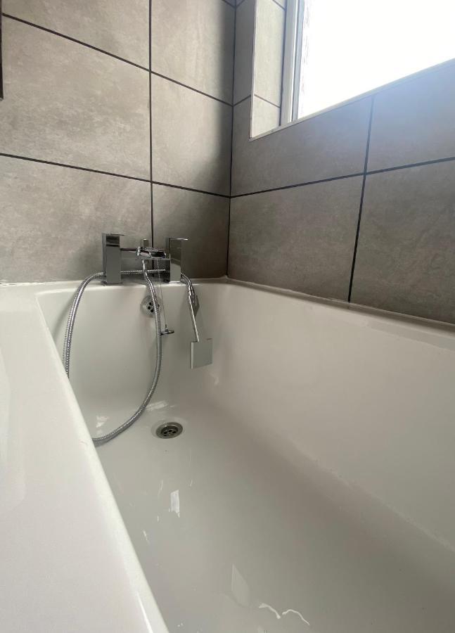 Modern 2 Bed Apartment & Free Parking Canterbury Buitenkant foto