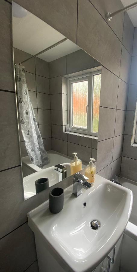 Modern 2 Bed Apartment & Free Parking Canterbury Buitenkant foto